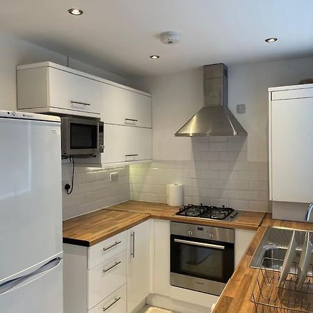 Entire Ground Floor Apartment In Watford واتفورد المظهر الخارجي الصورة
