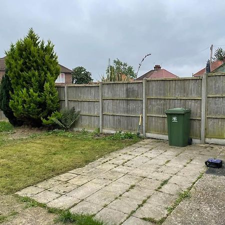 Entire Ground Floor Apartment In Watford واتفورد المظهر الخارجي الصورة