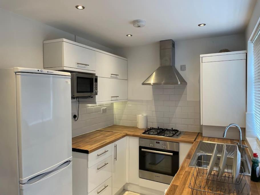 Entire Ground Floor Apartment In Watford واتفورد المظهر الخارجي الصورة