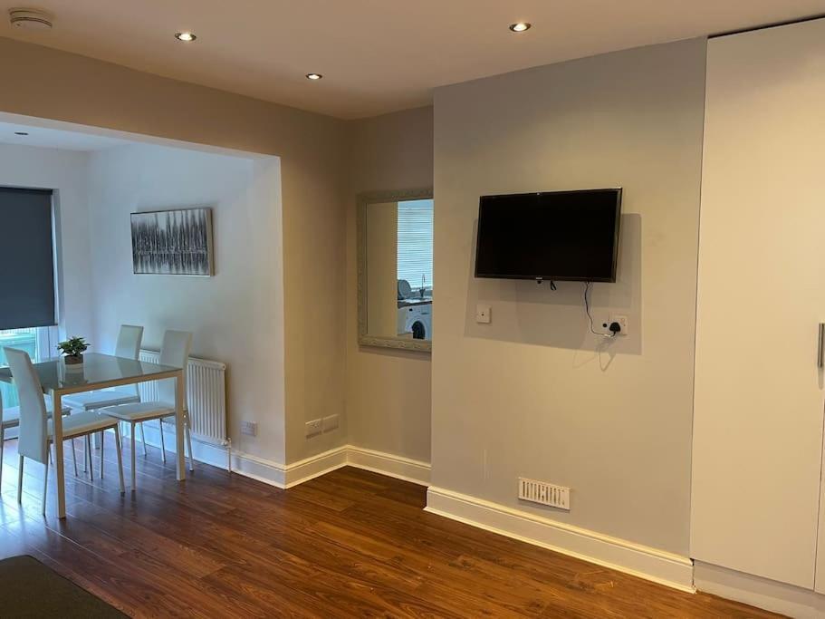 Entire Ground Floor Apartment In Watford واتفورد المظهر الخارجي الصورة