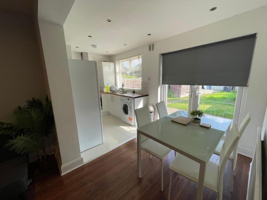 Entire Ground Floor Apartment In Watford واتفورد المظهر الخارجي الصورة