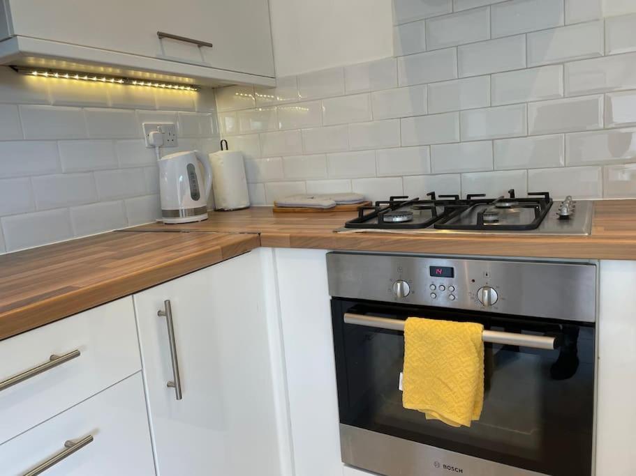 Entire Ground Floor Apartment In Watford واتفورد المظهر الخارجي الصورة