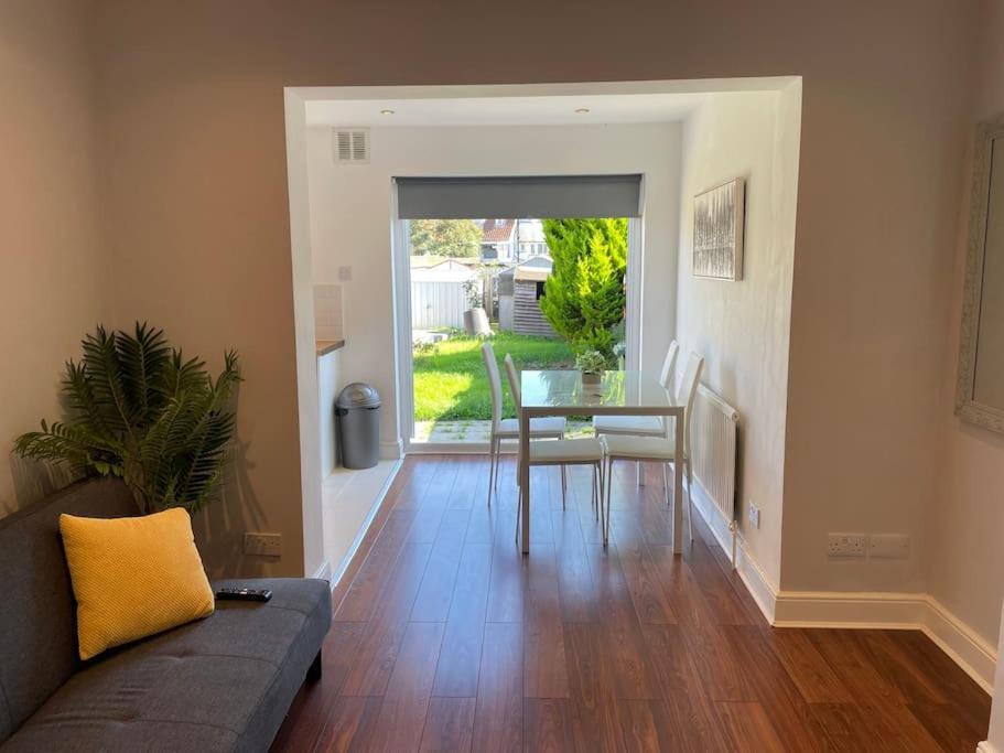 Entire Ground Floor Apartment In Watford واتفورد المظهر الخارجي الصورة