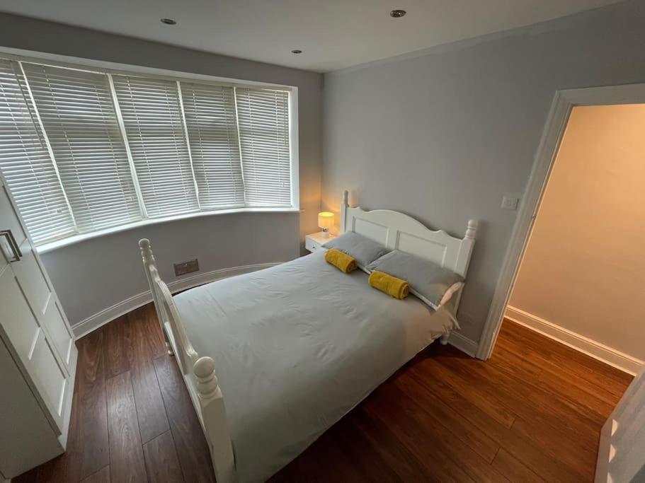 Entire Ground Floor Apartment In Watford واتفورد المظهر الخارجي الصورة